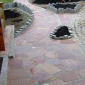 Terrassen & Gartenbereich: Quarzit-Polygonal-Bodenplatten und Granitpalisaden